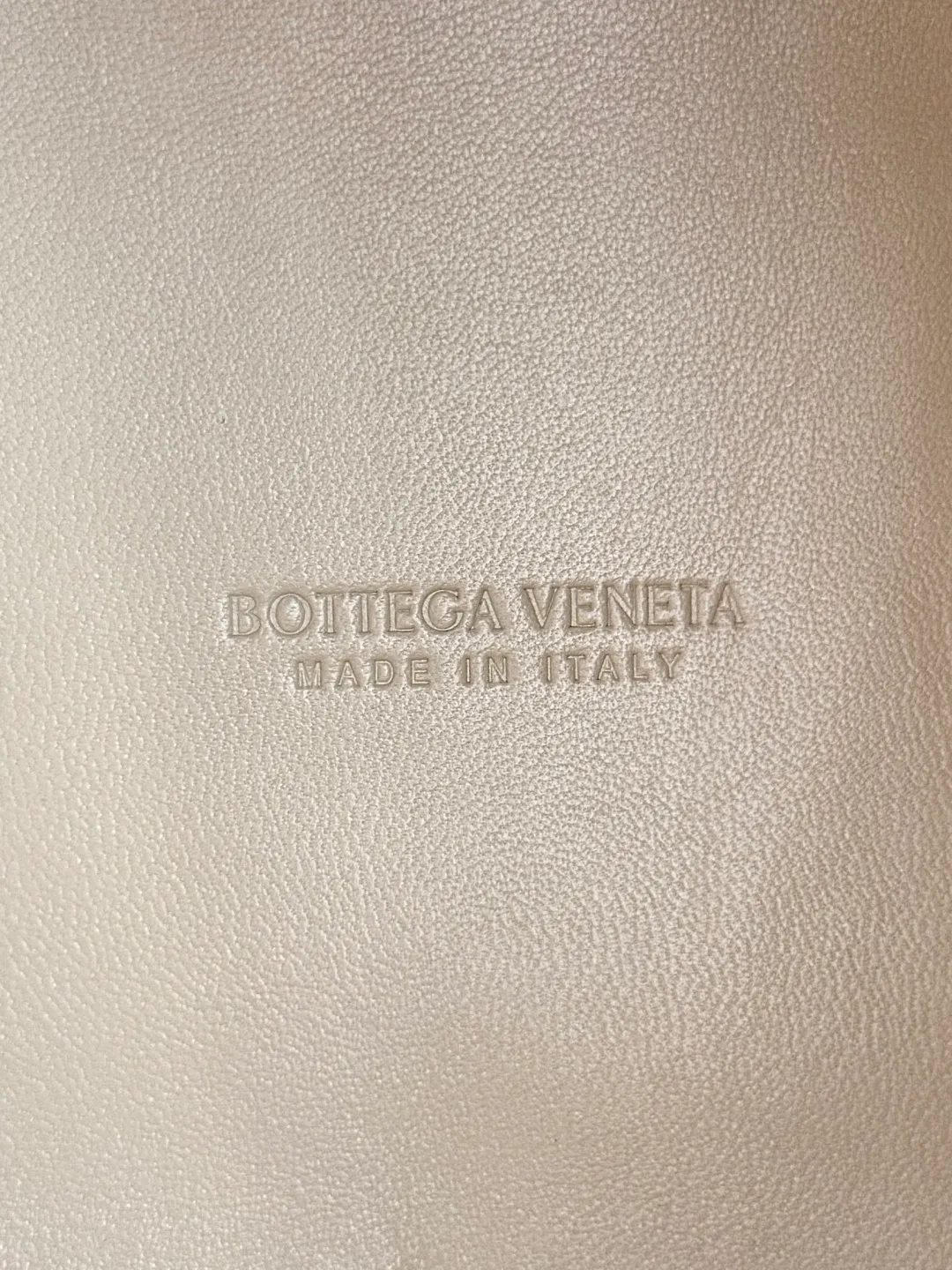 Batch 1760 BV home is new! Andiamo combines the Bottega Veneta archive parachute handbag to inherit retro elements and integrate modern trends. The same style as Shu Qi's in Beijing Night. It is a continuation of the classic bag. It has three functions: hand carry, shoulder and cross-body. It is embellished with metal brass knot buckles. It is small and has an amazing capacity. It can easily hold sunglasses in a box / small bottle of water / powder powder / charger and other daily necessities when going out. The upper body is versatile. Style number: 796569 Size: 21*17*16.5cm